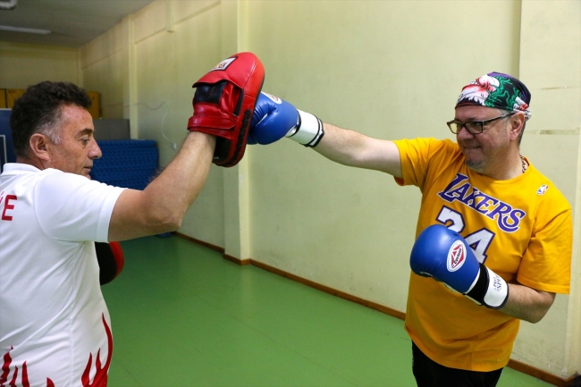 Eskişehir'de doktorlar günün stresini boks yaparak atıyor